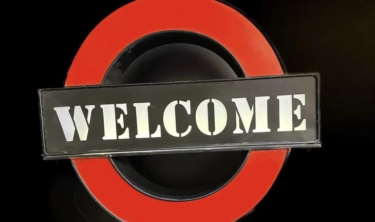 a sign that says welcome