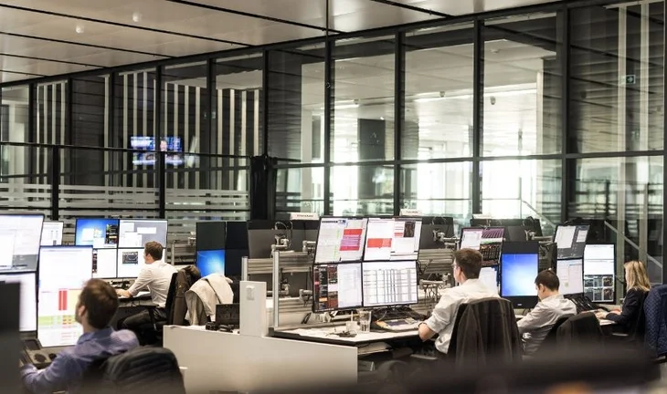 Morning Coffee: How to make a fortune at Deutsche Bank in a down market. The firm where all the analysts are better than mediocre