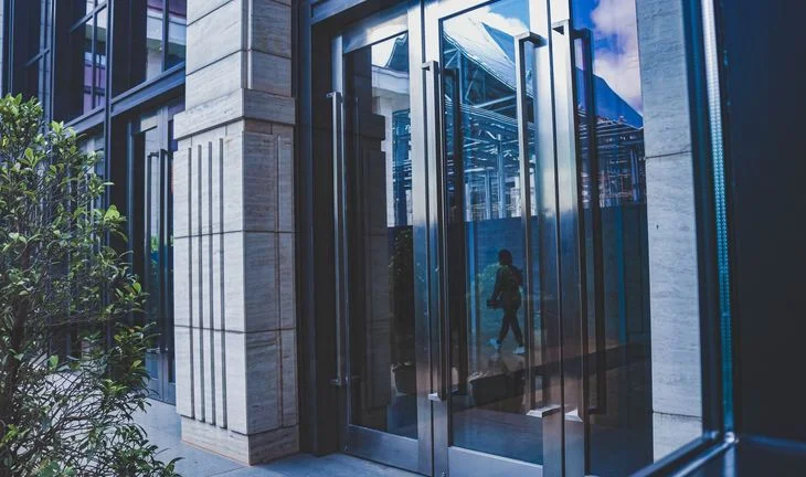 Morning Coffee: Finally a good reason for $100m traders to come back to the office. Old-school approach of the biggest hirers in investment banking