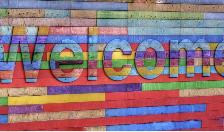 a sign that says welcome