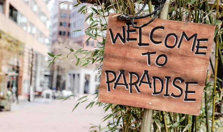 a sign that says welcome to paradise