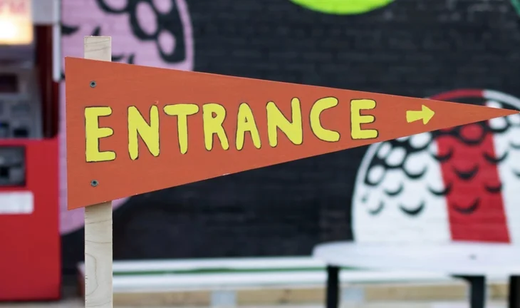 a sign that says entrance