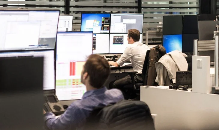 Morning Coffee: Ex-Goldman Sachs trader says junior bankers have it easy. Recruiter refuses to wear a mask
