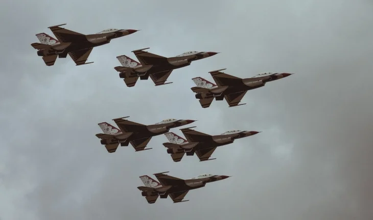 Banking recruiters on war: "No one is canceling mandates, yet"
